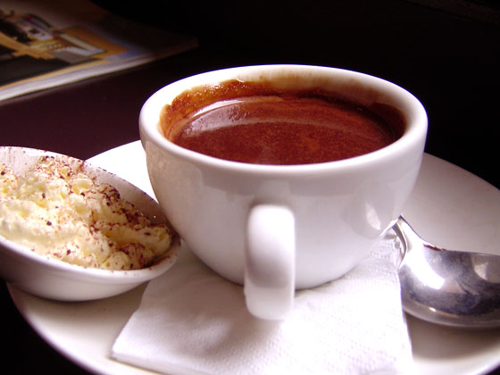 Receita de chocolate quente para fugir do frio