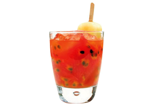 Que tal uma caipirinha de melancia, maracujá e picolé de abacaxi?