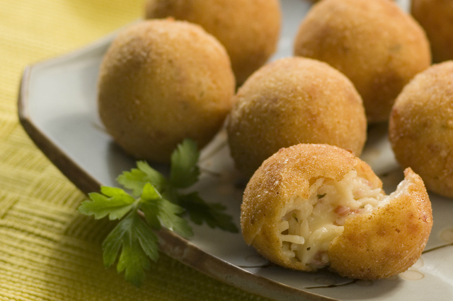 Bolinho de miojo e recheio de queijo, para acompanhar o jogo